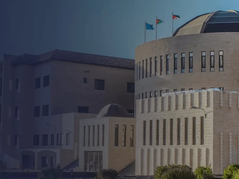 حرم الجامعة — المبنى ذو القبة والأعلام